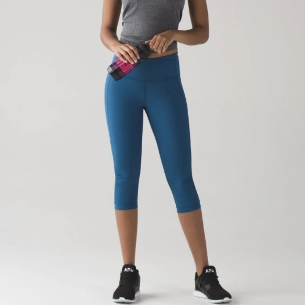 Lululemon size 2 Gear up blue Poseidon cropped leggings with sheer accents